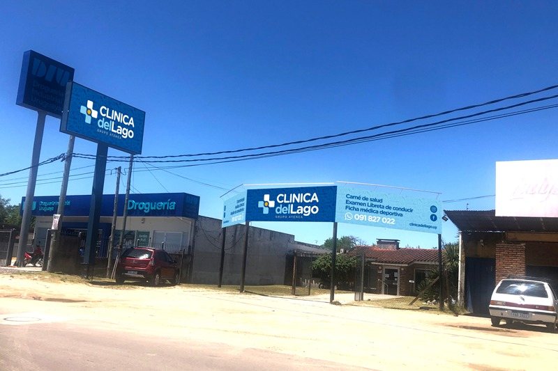 Carteles de la Clínica del Lago sobre la calle, en Ciudad de la Costa