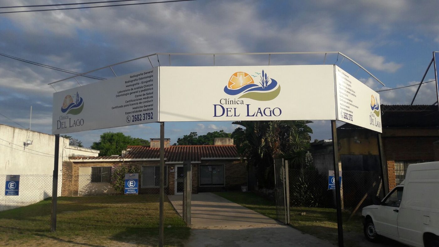 Entrada de la Clínica del Lago, con camino de acceso y cartel